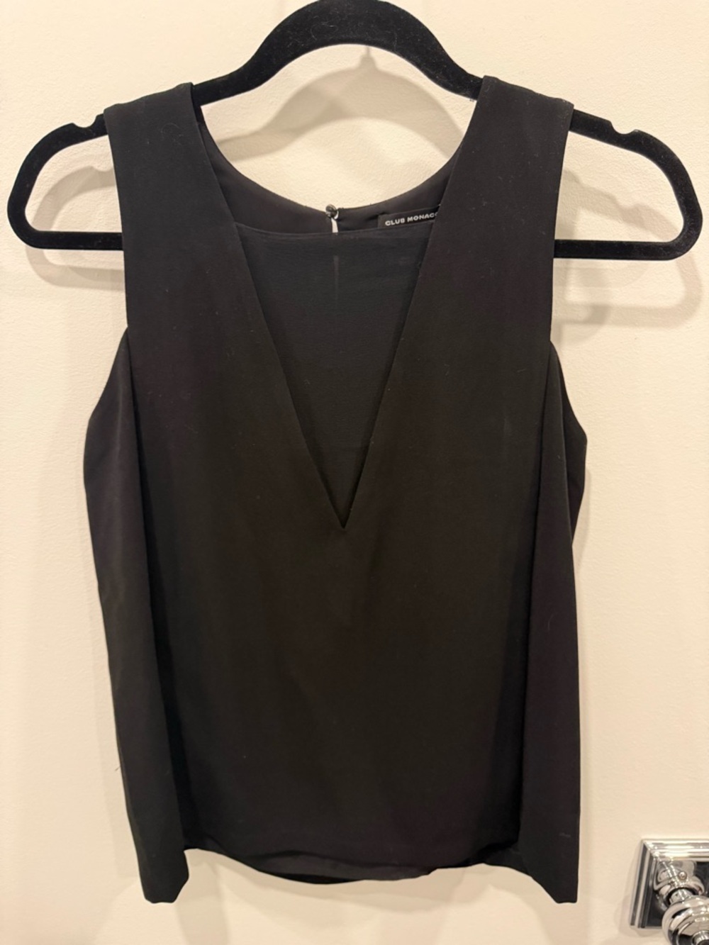 Club Monaco Black V-Neck Sleeveless Top
